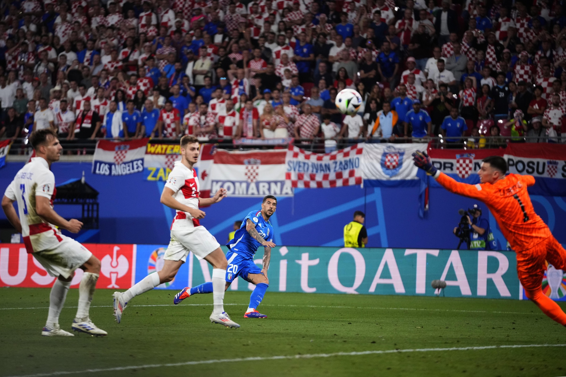 Tiền vệ Italy Mattia Zaccagni (số 20) ghi bàn gỡ hòa 1-1 trước Croatia ở phút bù trận đấu ở bảng B Euro 2024 ngày 24/6. Ảnh: AP