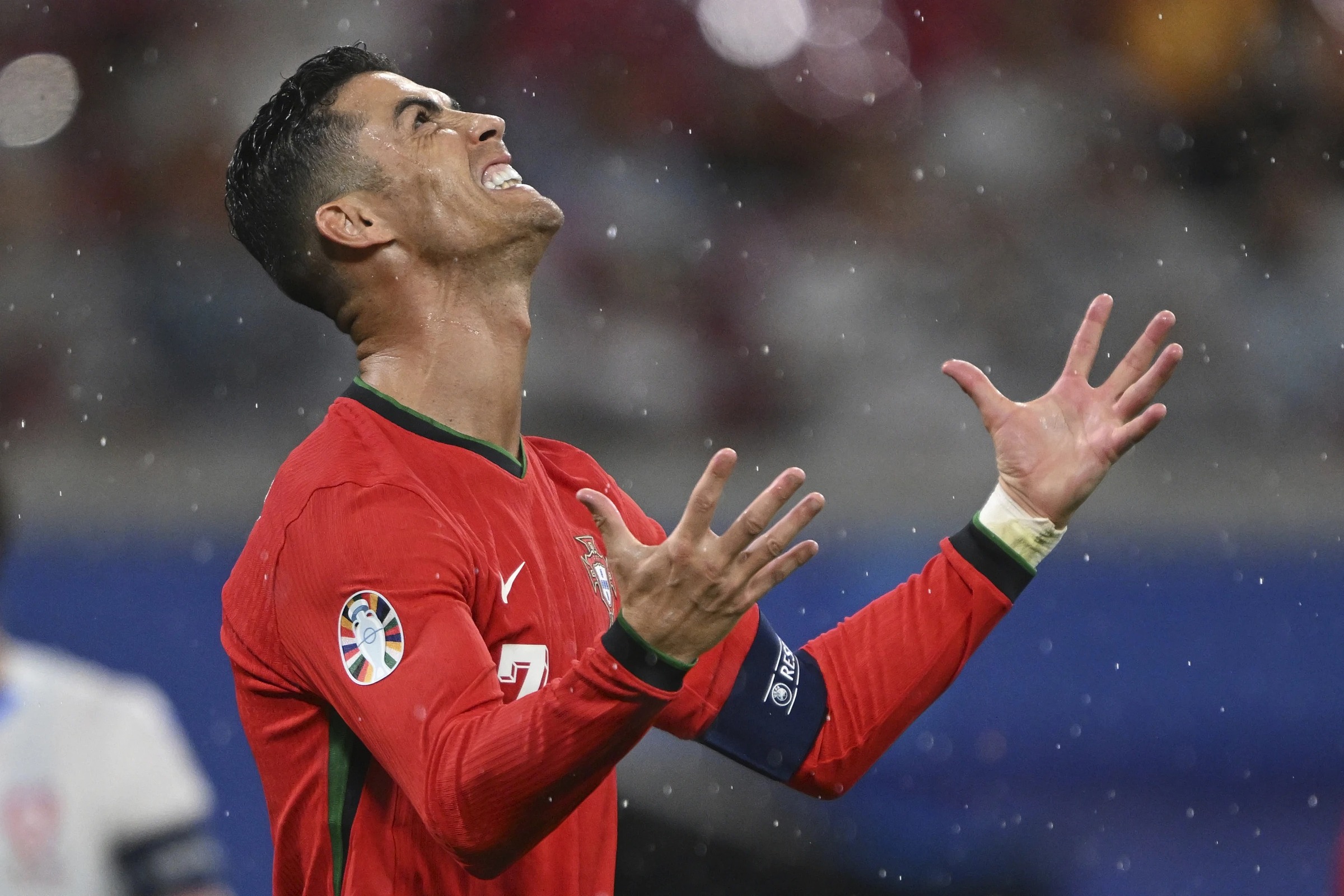 Ronaldo tiếc nuối sau một pha hỏng ăn trong trận ra quân thắng CH Czech. Anh vẫn chưa thể ghi bàn tại Euro 2024 dù đá trọn hai lượt trận đầu. Ảnh: AP