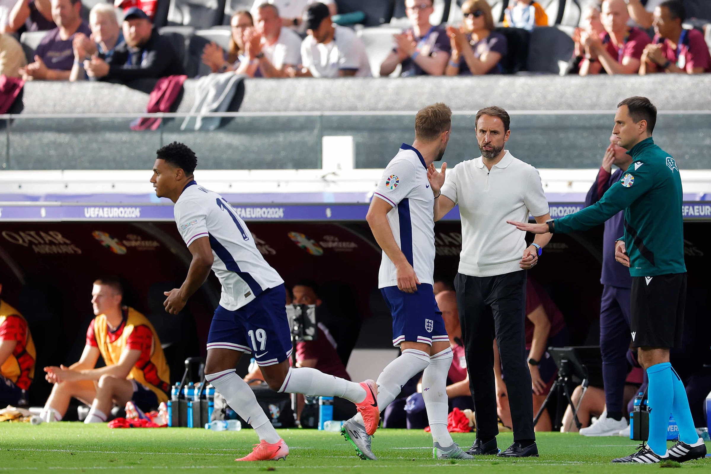 HLV Southgate (thứ hai từ phải sang) thay Kane bằng Ollie Watkin trong trận Anh hòa Đan Mạch 1-1 trên sân Frankfurt ở lượt hai bảng C Euro 2024 ngày 20/6. Ảnh: AP