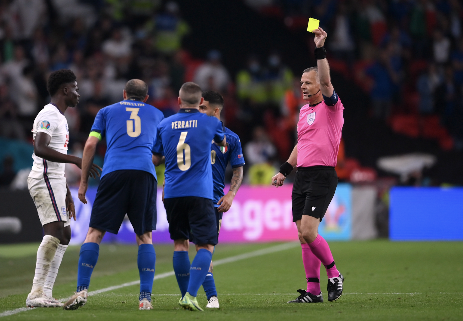 Trọng tài Bjorn Kuipers (phải) rút thẻ vàng cho Giorgio Chiellini (số 3) vì phạm lỗi với Bukayo Saka (áo trắng), ở chung kết Euro 2020. Ảnh: Reuters