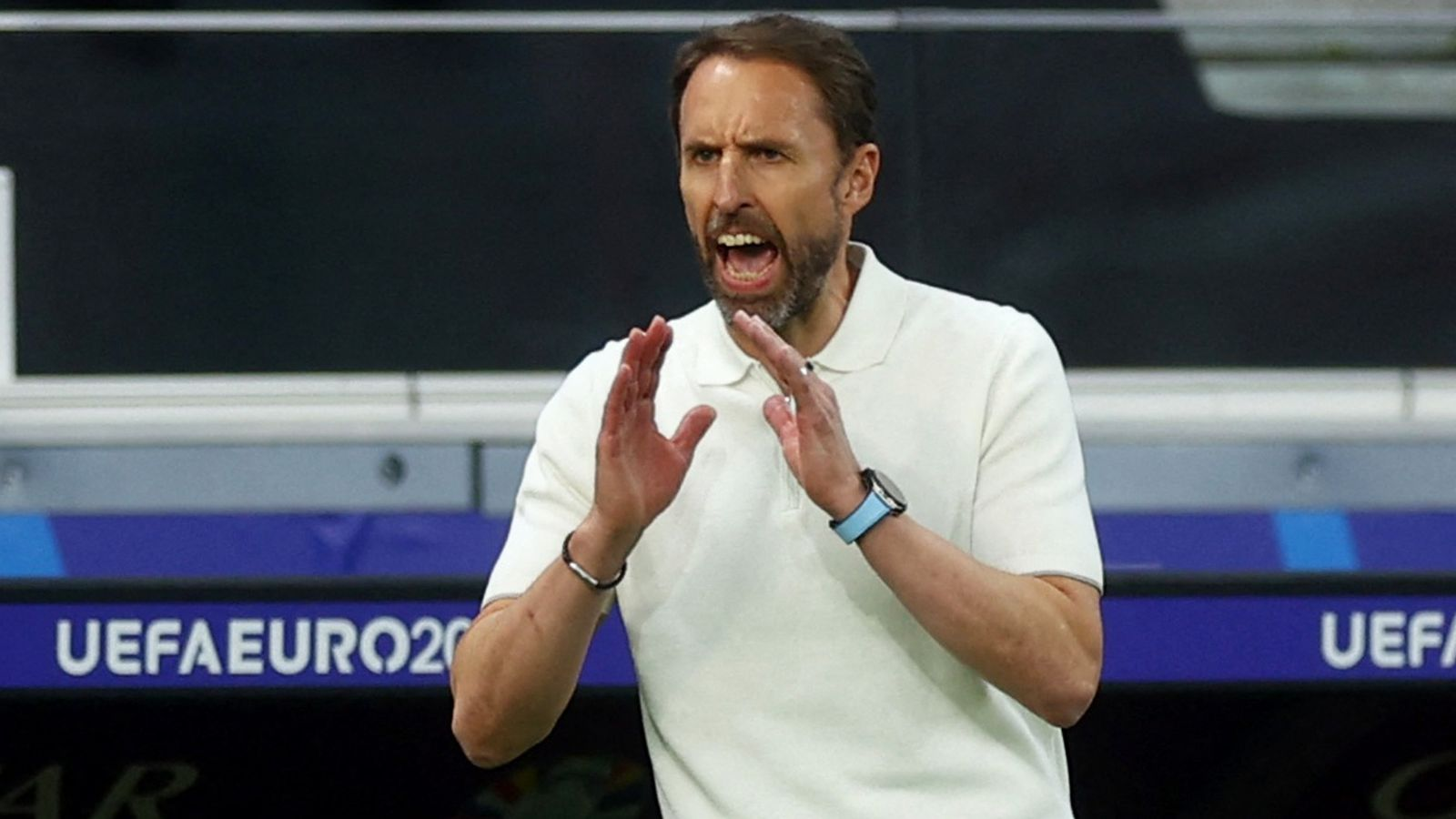 HLV trưởng đội tuyển Anh Gareth Southgate và chiếc đồng hồ Big Bang e Gen3 Euro 2024. Ảnh: Reuters